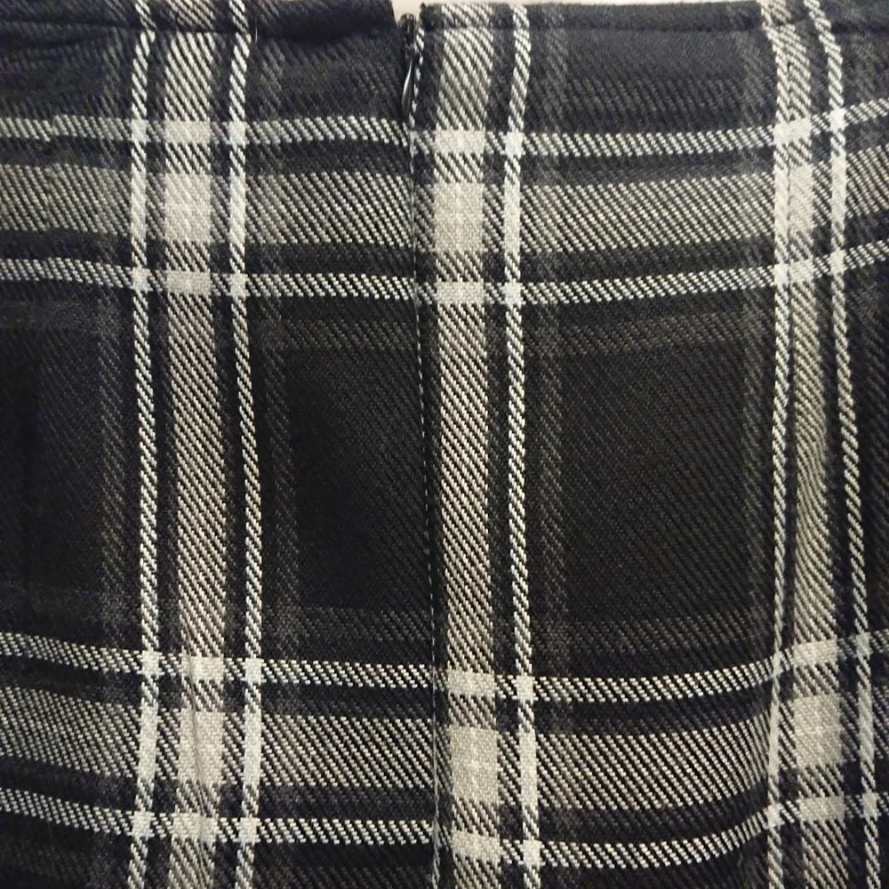 Black & grey plaid skirt - Picture 8 of 8